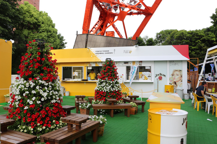 東京タワーのハイボールガーデンを彩る サフィニア が見頃を迎えています サントリーフラワーズ 花とおしゃべりブログ