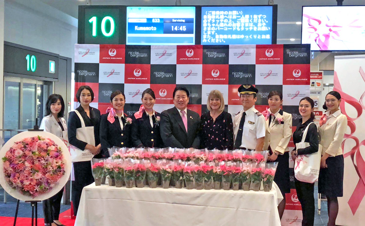 日本航空（JAL）ピンクリボンフライトの啓発活動に「プリンセチア」も参加いたしました。