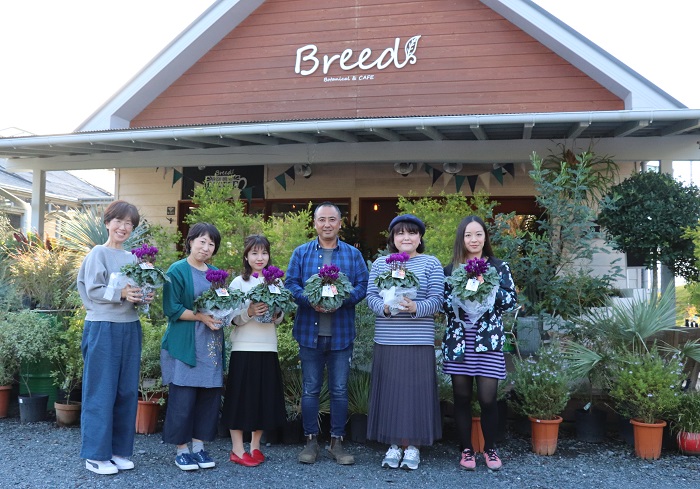 シクラメンクリエイター高橋康弘氏の青いシクラメン農園見学ツアーが開催されました。