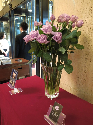 サントリーホールに サントリーブルーローズ アプローズ が飾られています サントリーフラワーズ 花とおしゃべりブログ