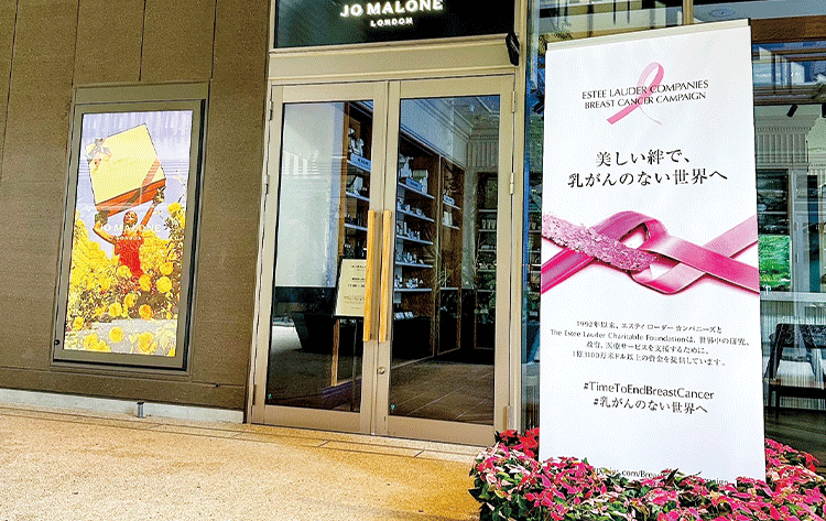 ジョー マローン ロンドン代官山店入口前に飾られたプリンセチア