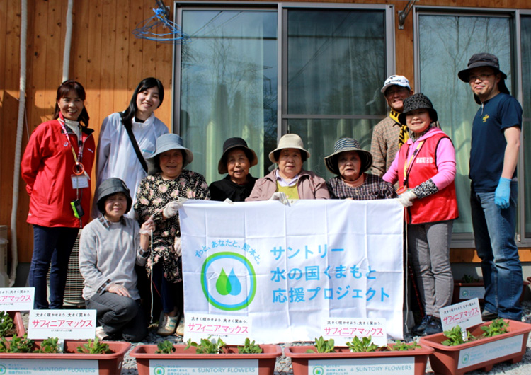 熊本県にて花植えのワークショップを実施、サントリーフラワーズの「サフィニア」を植えました。