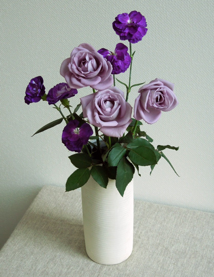 アプローズ とスプレータイプの ムーンダスト を花瓶に活けました サントリーフラワーズ 花とおしゃべりブログ