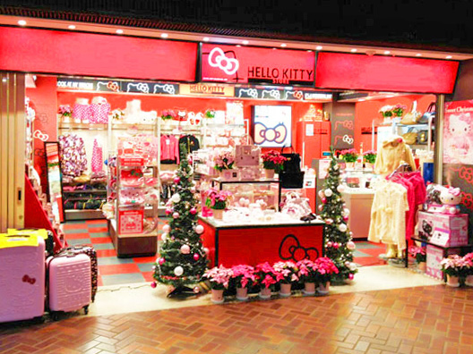 プリンセチアも飾られた Hello Kitty Store 天神地下街 福岡 のクリスマスディスプレー写真 サントリーフラワーズ 花とおしゃべりブログ